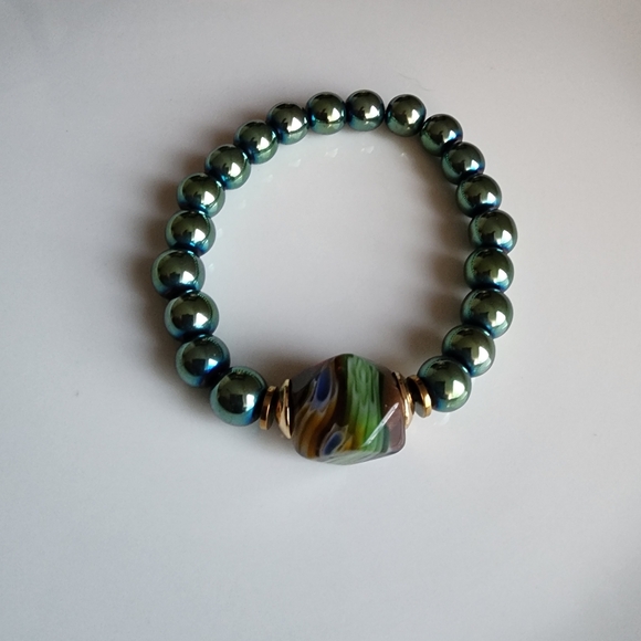 Elegant Green Beaded Bracelet with Multicolor Accent - Picture 1 of 6